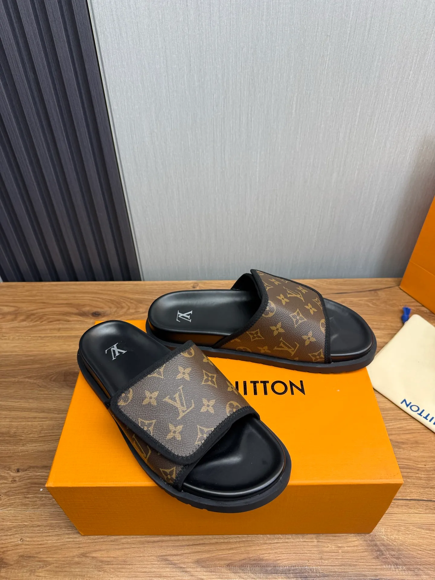 Men's shoes 💰340💰 ▪️LV's popular Little Red Book popular slippers hot sale: 1 shipment✅ Super textured and comfortable slippers, original TPU outsole. Authentic counter box drawer box packaging 🎁Size 38-45